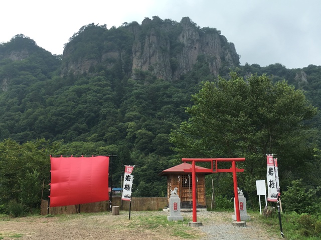 岩櫃山 蜜岩神社