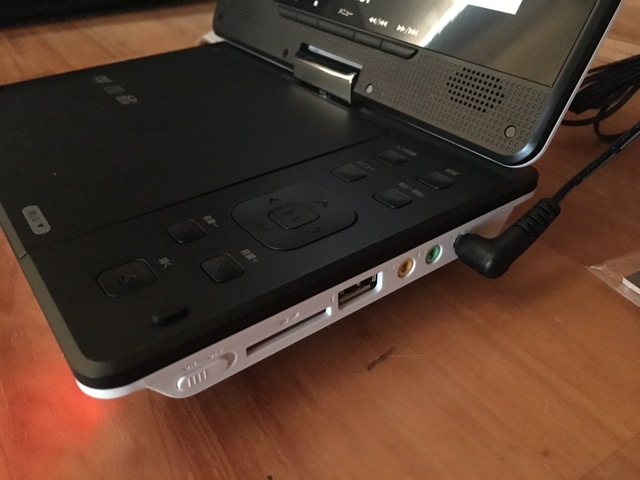 BDP−1718W 側面にSDカード＆USBスロットもあり。